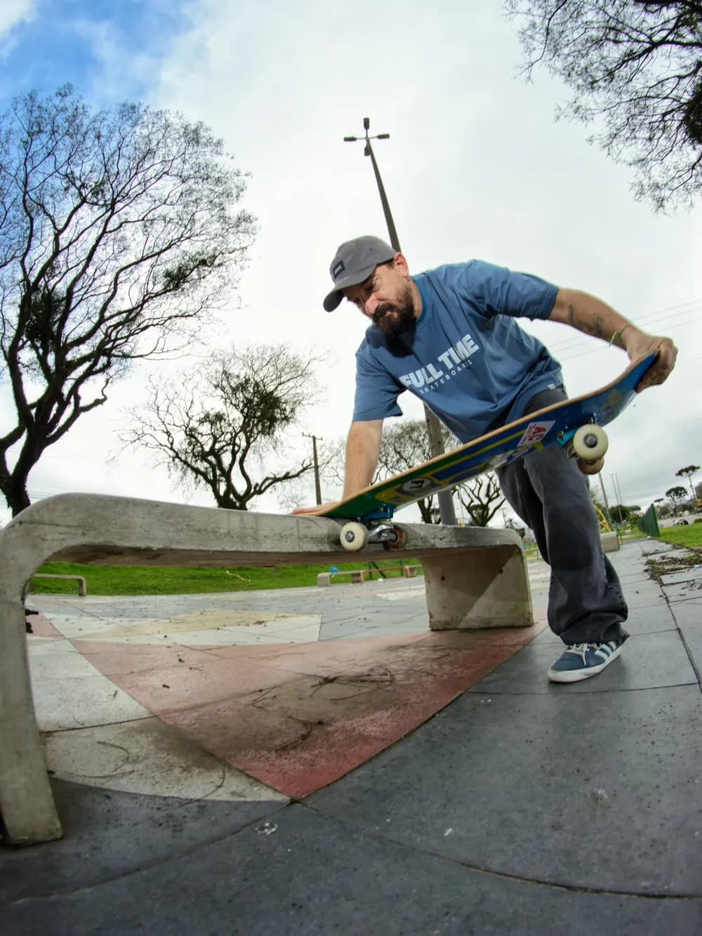 Anderson Camargo encaixando o skate na borda do banco